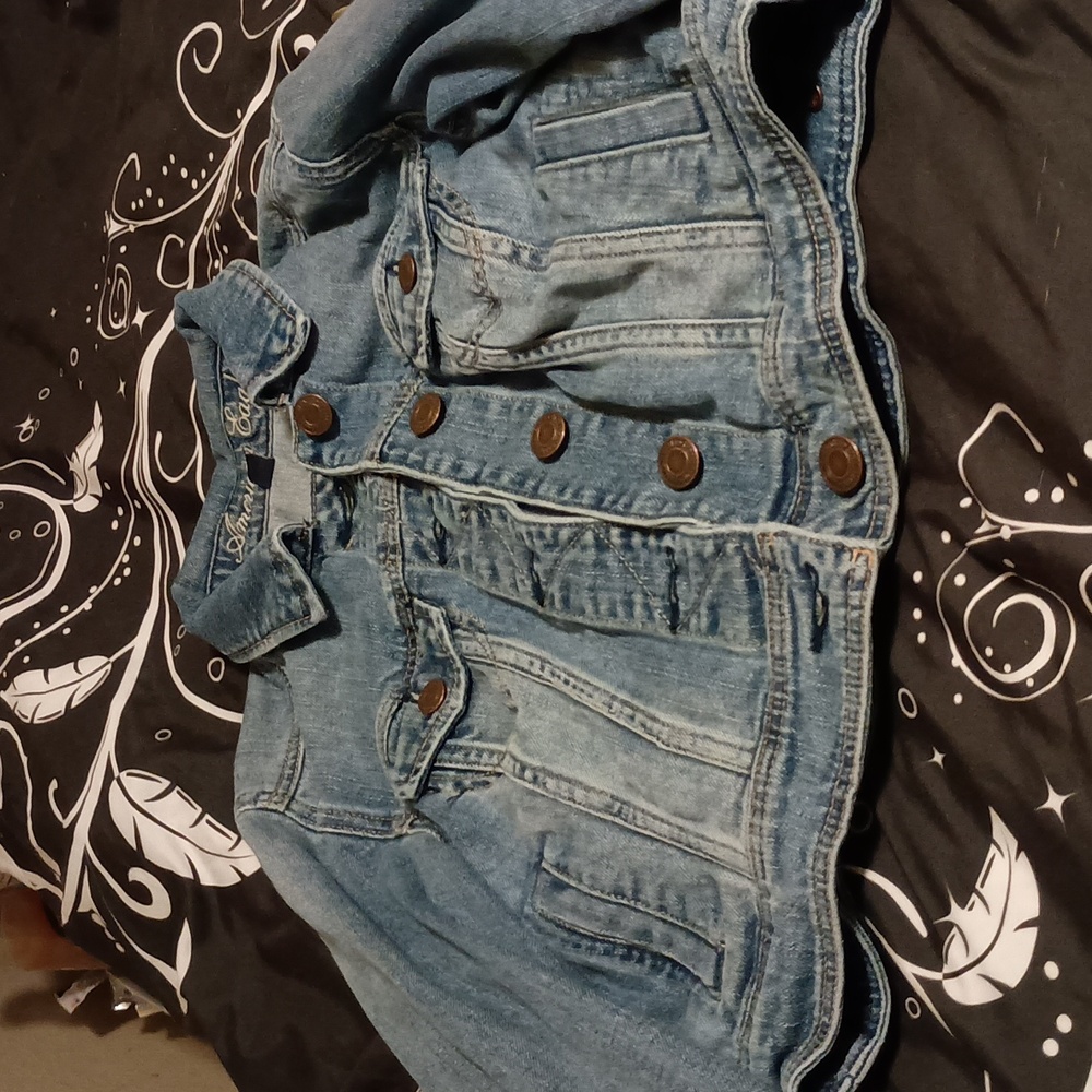 American Eagle blue jean jacket, small/petite Sleeves are 23" long. Light weight